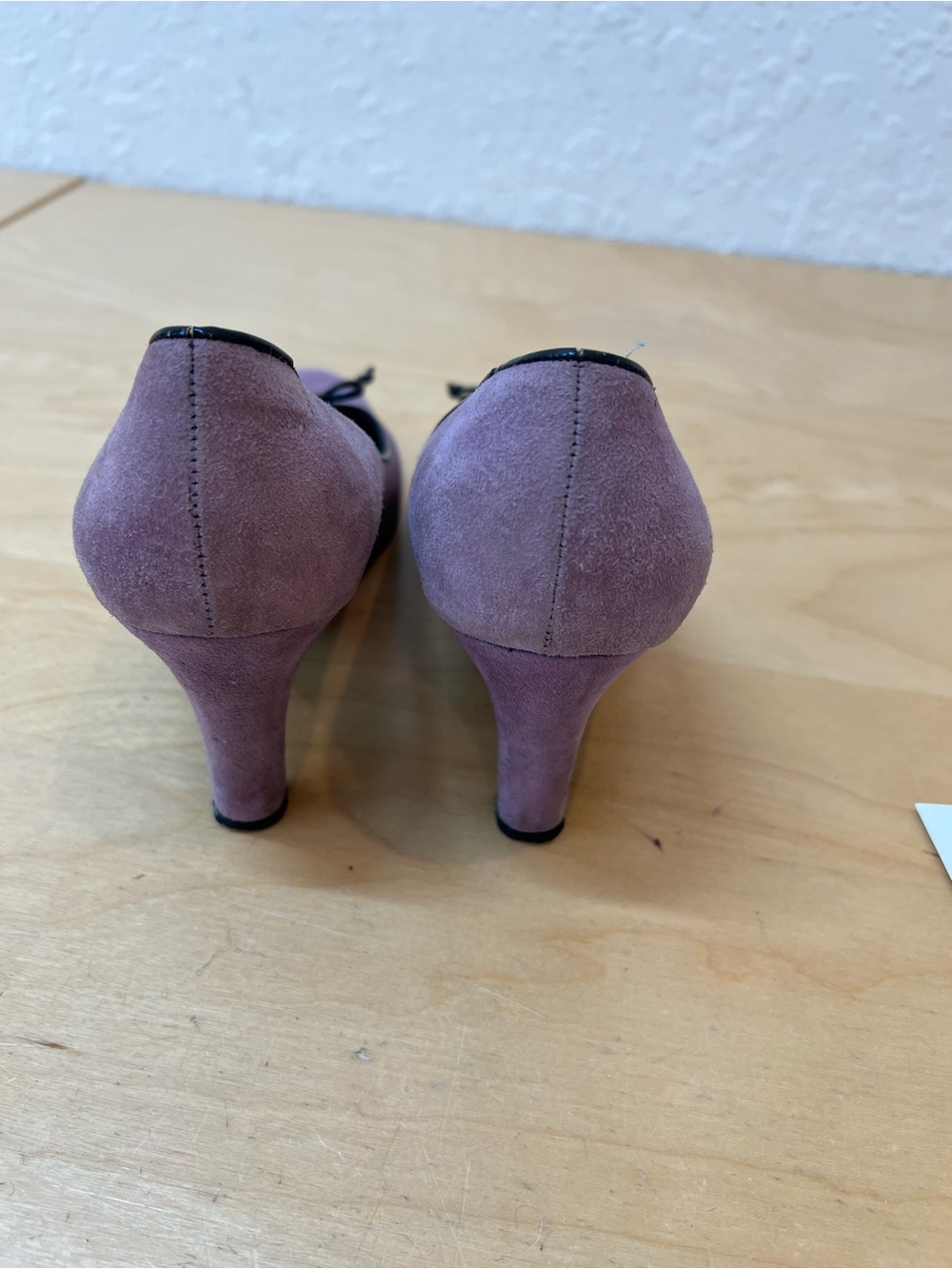 Salvatore Ferragamo Mauve Suede Bow Pump - Picture 3 of 7